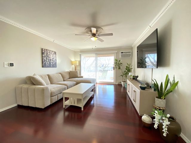 860 E Old Willow Road 221, Prospect Heights, IL 60070