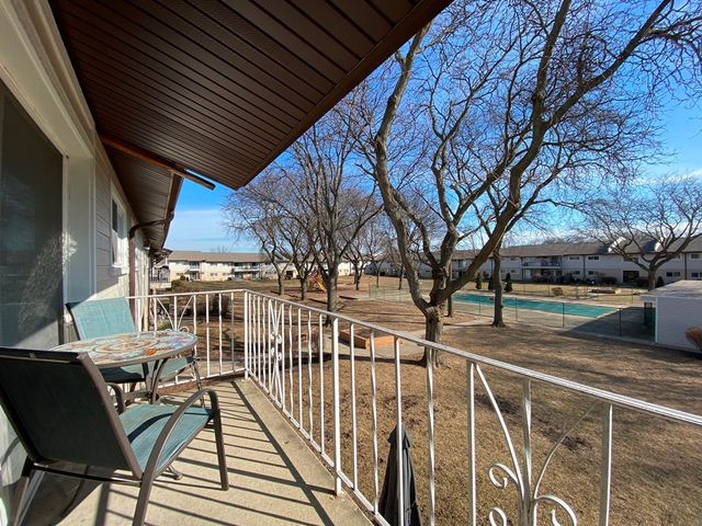 860 E Old Willow Road 221, Prospect Heights, IL 60070