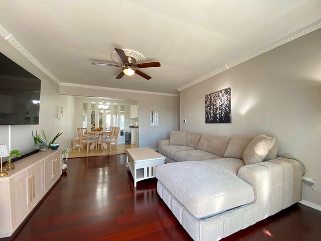 860 E Old Willow Road 221, Prospect Heights, IL 60070