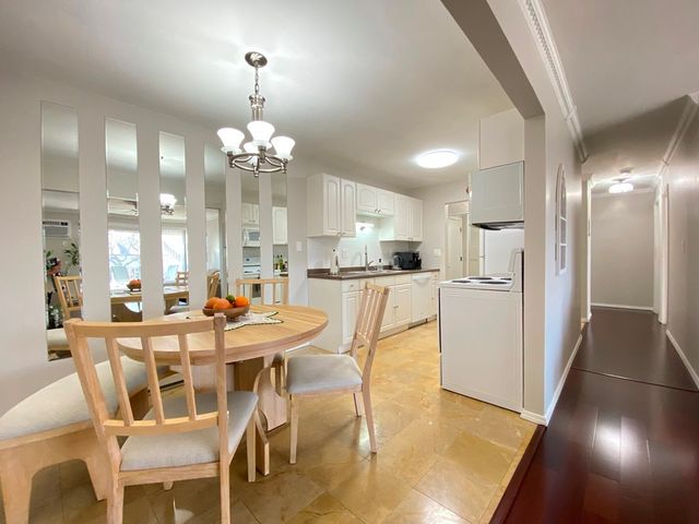 860 E Old Willow Road 221, Prospect Heights, IL 60070