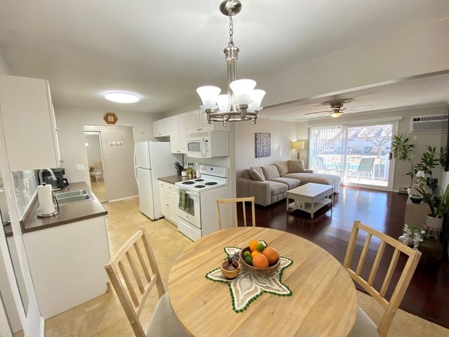 860 E Old Willow Road 221, Prospect Heights, IL 60070