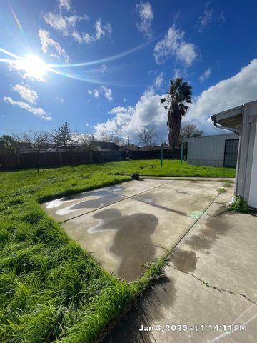 450 Lilac Ln, Rio Linda, CA 95673