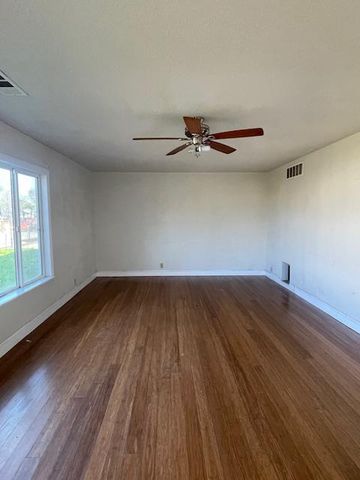 450 Lilac Ln, Rio Linda, CA 95673