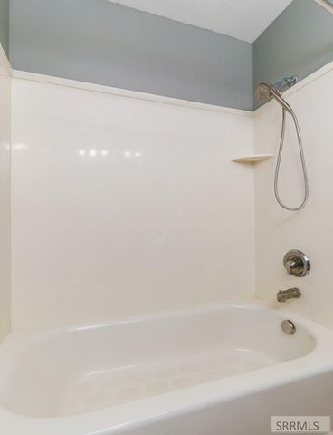 573 Raven Way Apt B, Chubbuck, ID 83202