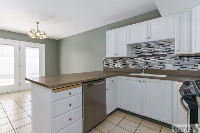 573 Raven Way Apt B, Chubbuck, ID 83202