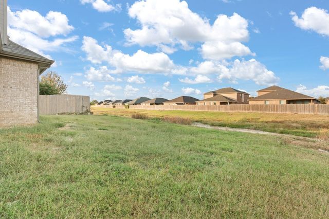 1707 Lakeway Drive, Cleburne, TX 76033