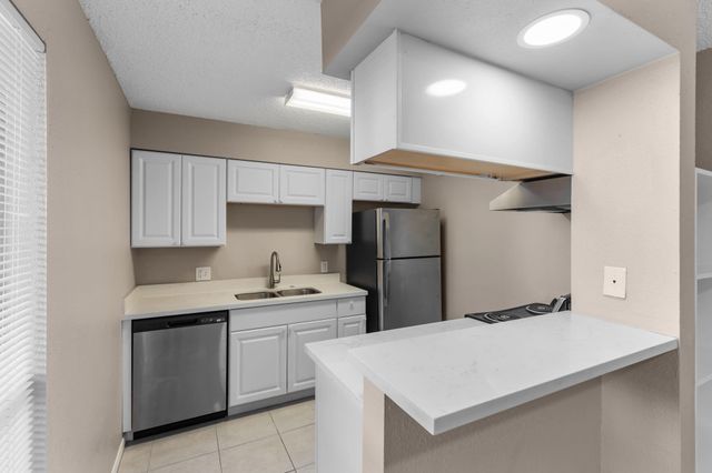 1516 Bay Area Boulevard F9, Houston, TX 77058