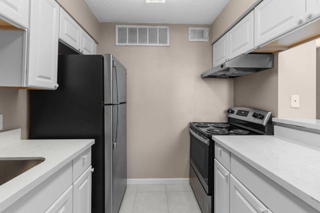 1516 Bay Area Boulevard F9, Houston, TX 77058