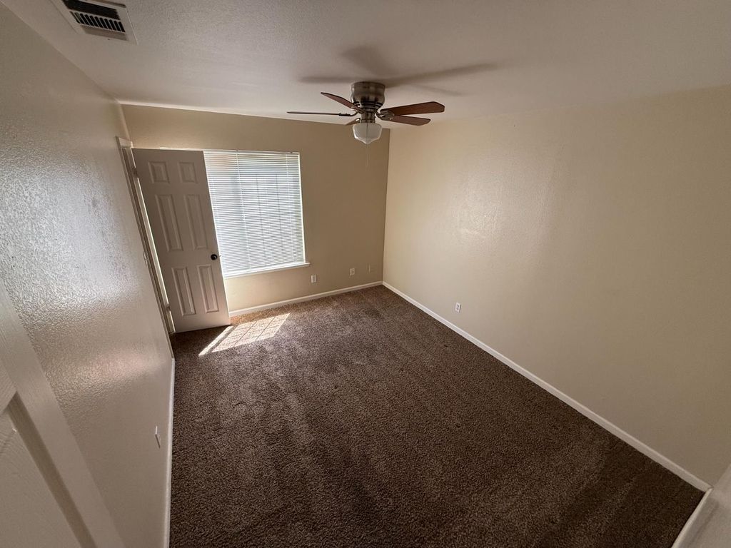 Image 12 of property listing at 4702 W Mesa Avenue, Fresno, CA 93722