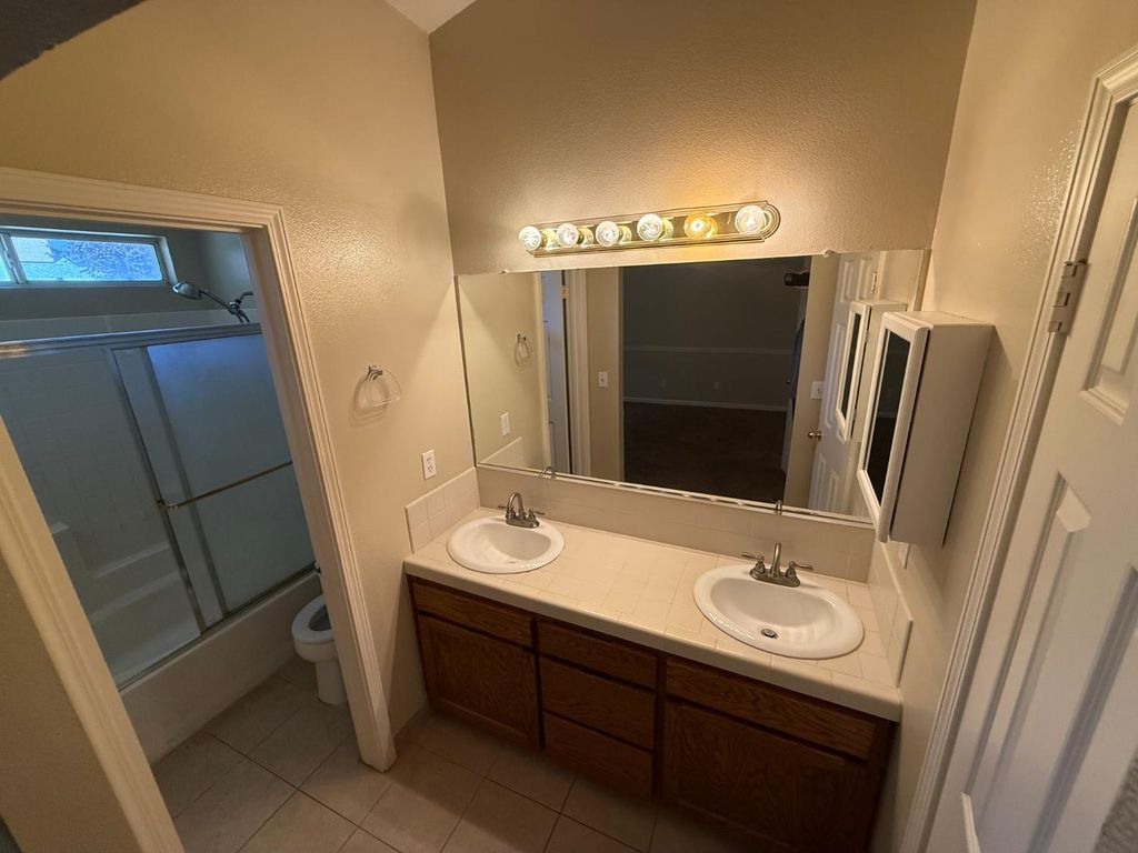 Image 17 of property listing at 4702 W Mesa Avenue, Fresno, CA 93722