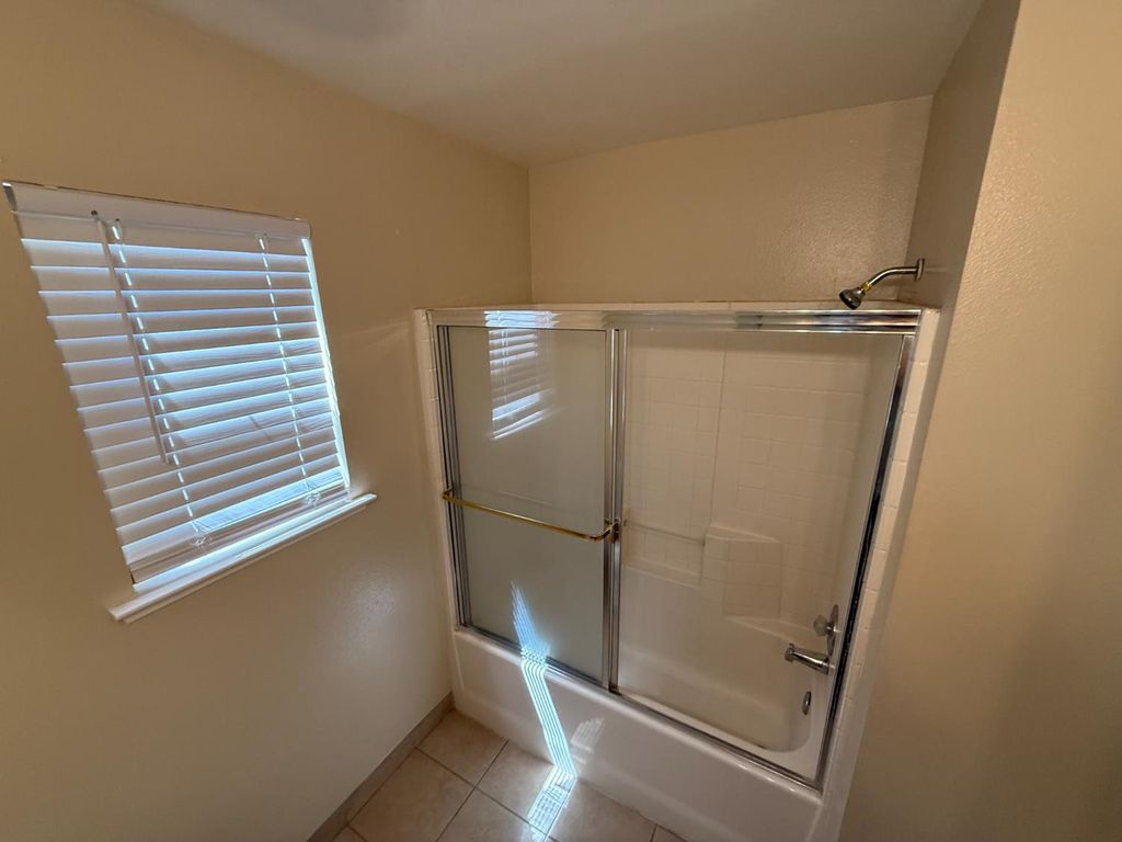Image 21 of property listing at 4702 W Mesa Avenue, Fresno, CA 93722