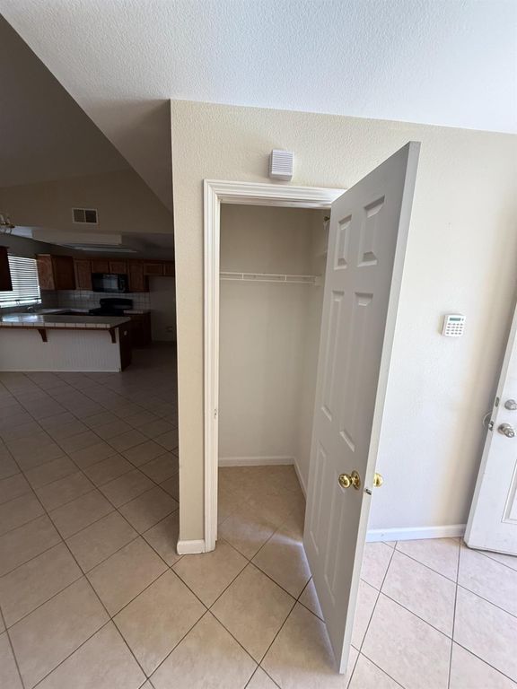 Image 24 of property listing at 4702 W Mesa Avenue, Fresno, CA 93722