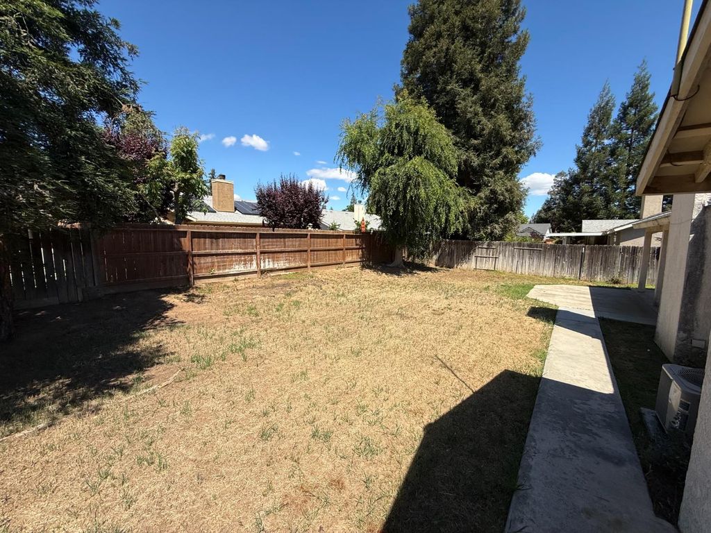 Image 25 of property listing at 4702 W Mesa Avenue, Fresno, CA 93722
