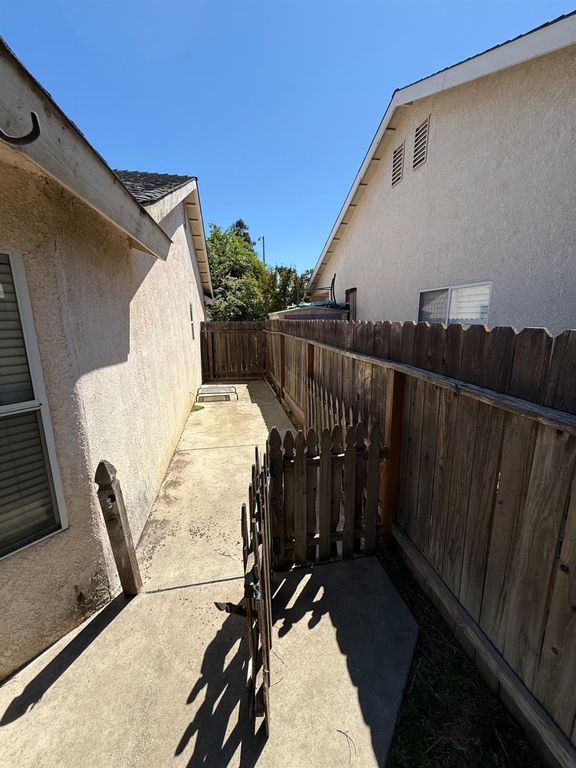 Image 29 of property listing at 4702 W Mesa Avenue, Fresno, CA 93722
