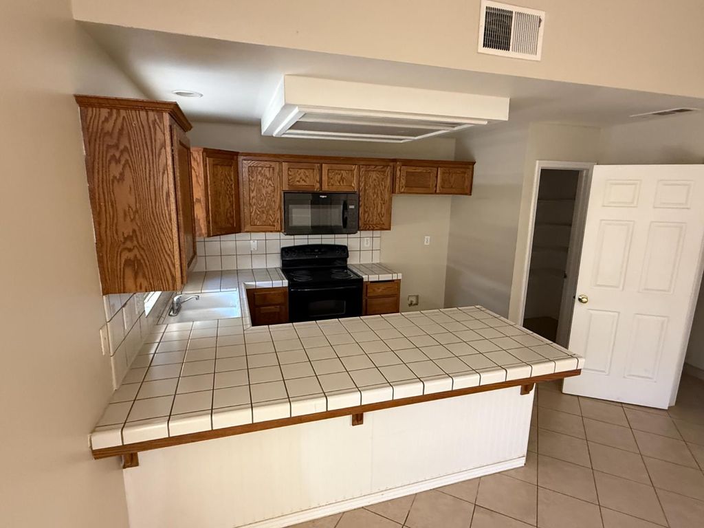 Image 4 of property listing at 4702 W Mesa Avenue, Fresno, CA 93722