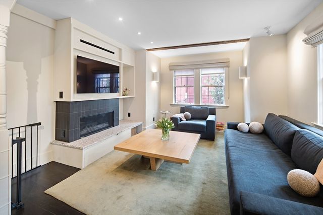 25 Harvard Sq, Boston, MA 02129