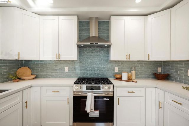 2151 Santa Rita St, Oakland, CA 94601