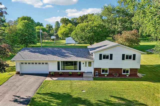 W7810 Star Court Road, Pardeeville, WI 53954