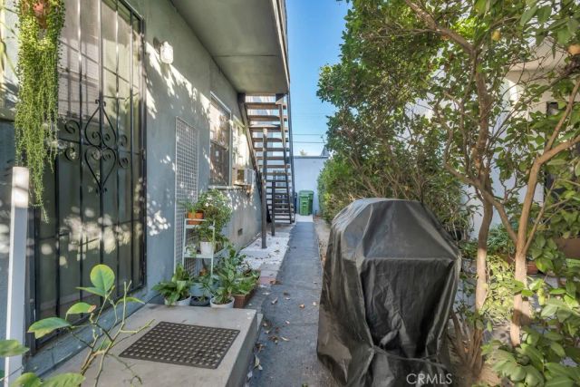 6308 Coldwater Canyon, North Hollywood, CA 91606