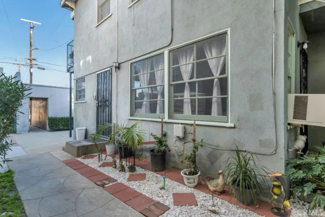 6308 Coldwater Canyon, North Hollywood, CA 91606