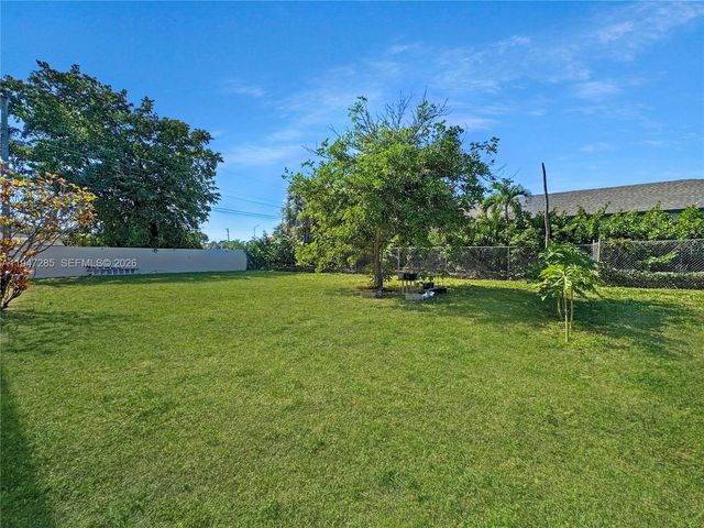 883 SW 10th St 1, Pompano Beach, FL 33060