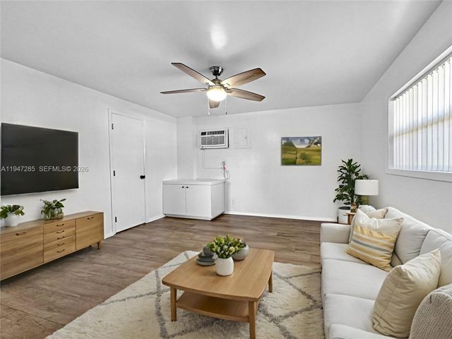 883 SW 10th St 1, Pompano Beach, FL 33060