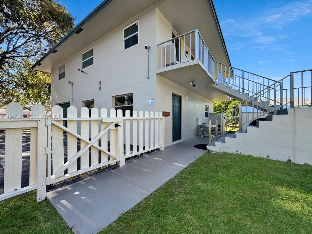 883 SW 10th St 1, Pompano Beach, FL 33060