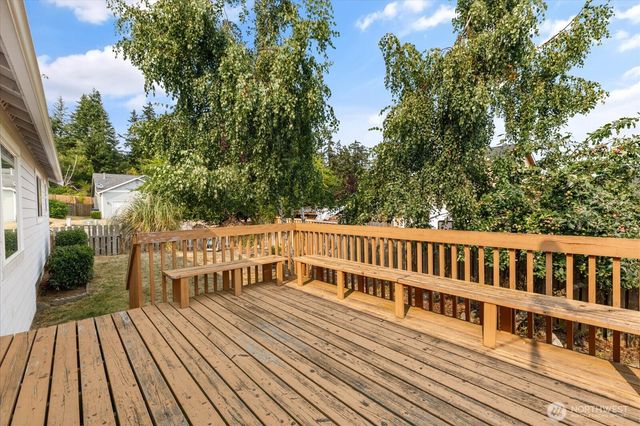 1667 NW Almond Loop, Oak Harbor, WA 98277