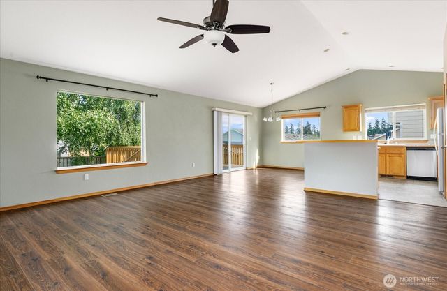 1667 NW Almond Loop, Oak Harbor, WA 98277