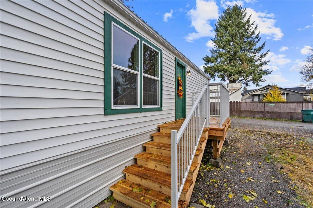 118 E MID TOWN LN, Hayden, ID 83835