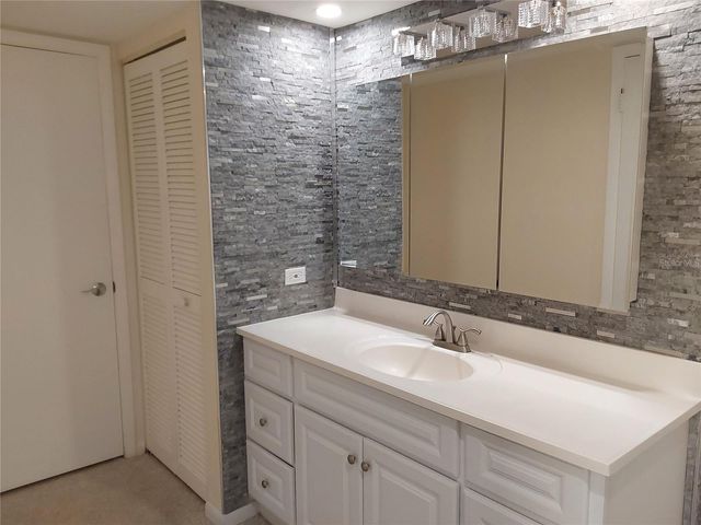 500 TREASURE ISLAND CAUSEWAY 502, Treasure Island, FL 33706