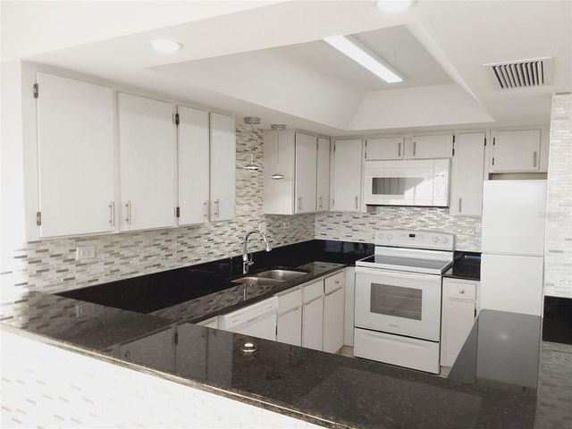 500 TREASURE ISLAND CAUSEWAY 502, Treasure Island, FL 33706