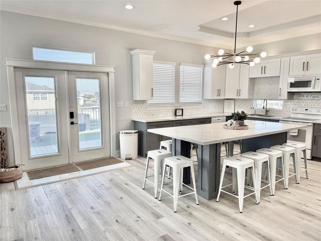 962 Meynig Drive, Crystal Beach, TX 77650