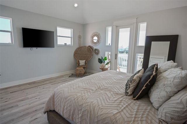 962 Meynig Drive, Crystal Beach, TX 77650