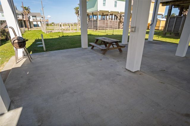 962 Meynig Drive, Crystal Beach, TX 77650