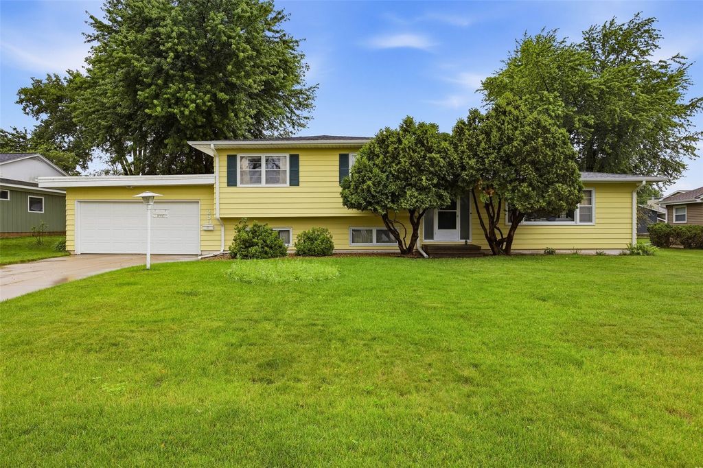 299 Red Fox Road SE, Cedar Rapids, IA 52403
