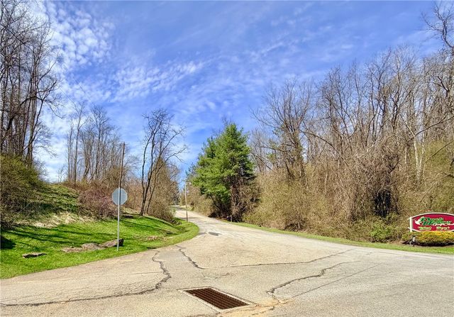 1017 Colonial Dr, Menallen Twp, PA 15401