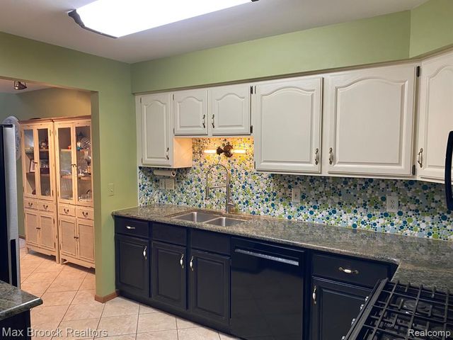 16226 Pine Ridge Drive, Fraser, MI 48026
