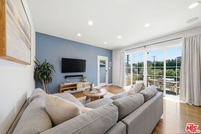 7952 Dunbarton Avenue, Los Angeles, CA 90045