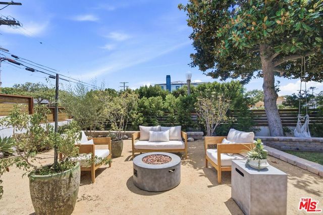 7952 Dunbarton Avenue, Los Angeles, CA 90045