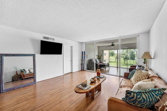 157 Atlantis Boulevard 301, Atlantis, FL 33462