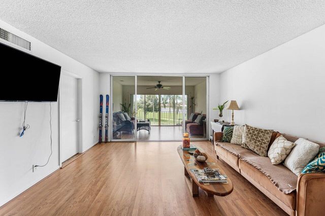 157 Atlantis Boulevard 301, Atlantis, FL 33462