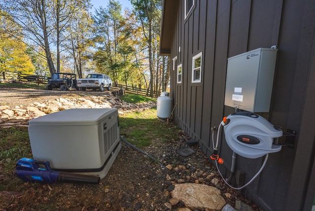 2038 Pilot View DR, Hillsville, VA 24343