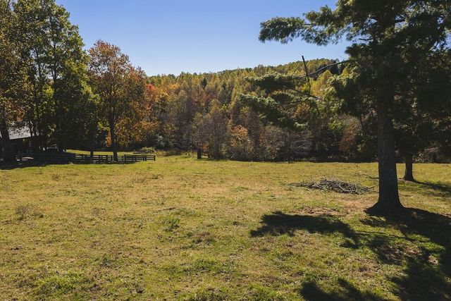 2038 Pilot View DR, Hillsville, VA 24343