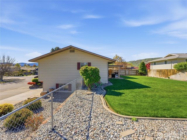 214 S Kansas Avenue, East Wenatchee, WA 98802