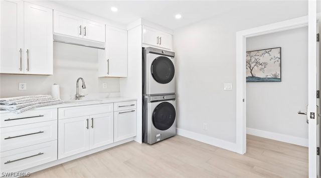 440 Kings Town DR, Naples, FL 34102