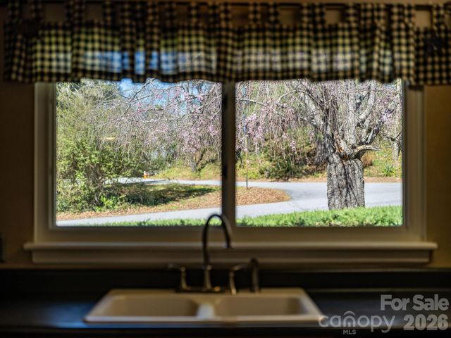 4 Dogwood Road, Asheville, NC 28804