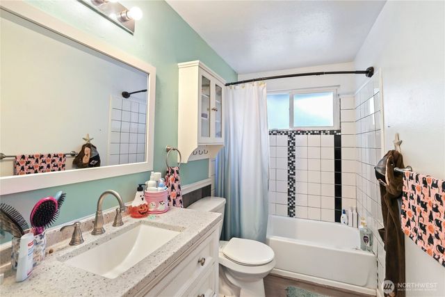 19164 Karl Place NE, Poulsbo, WA 98370