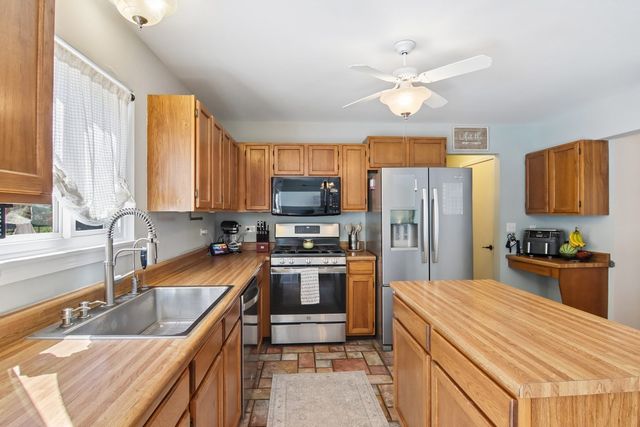 3880 Thornberry Way, Lake In The Hills, IL 60156