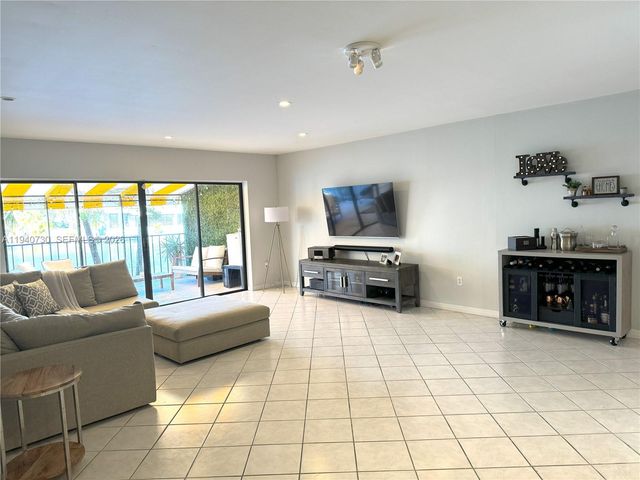 6417 Windmill Gate Rd, Miami Lakes, FL 33014